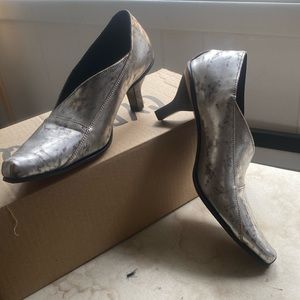 Size 6 /36 Cydwoq woman’s shoe handmade in USA